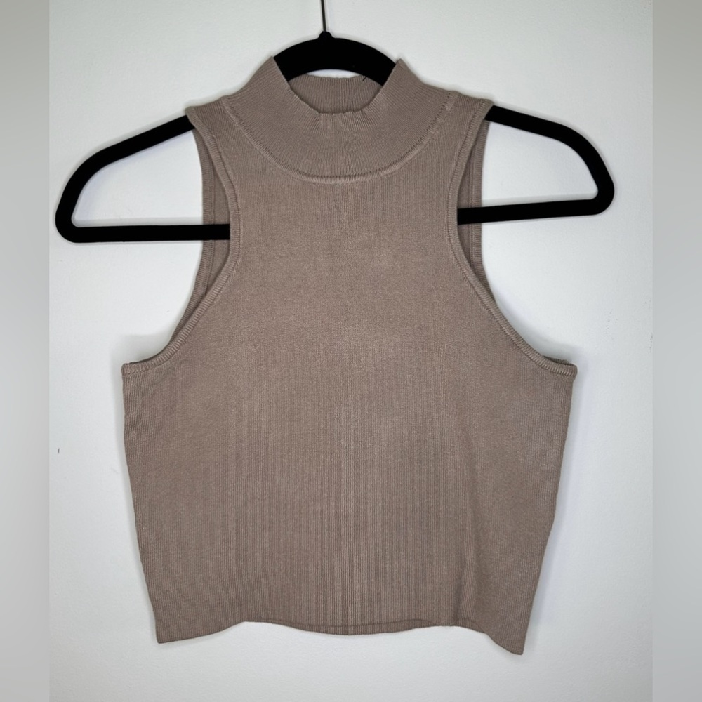FITTED CROP KNIT TOP